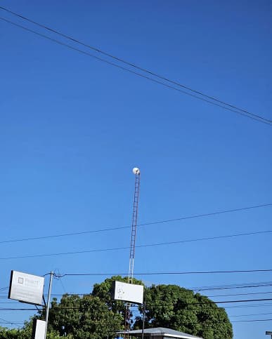 Система Space Zoom нового поколения. 6 кадров, демонстрирующие зум Samsung Galaxy S23 от 0,6х до 100х