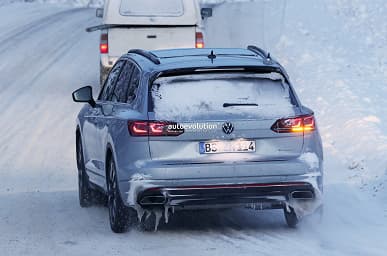 Так выглядит Volkswagen Touareg 2024. Большой кроссовер засняли на тестах недалеко от Полярного круга