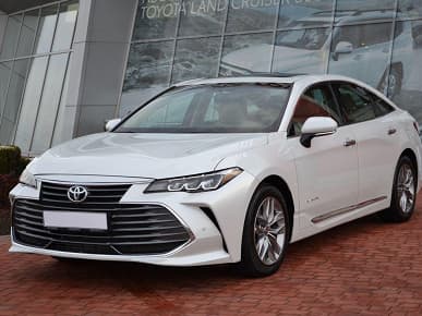 301 л.с., 8-ступенчатый автомат и 5 метров длины. В Россию привезли крупную партию седанов Toyota Avalon – эта «старшая сестра» Camry