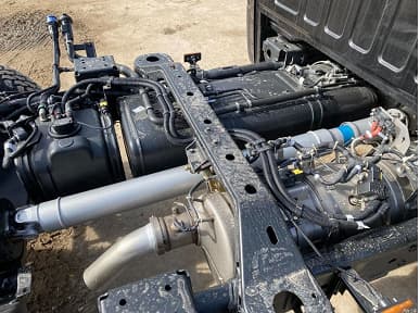 6 метров длины, постоянный полный привод, усиленная подвеска, дизель 6,7 л и до 7 мест. В Китае представлен супервнедорожник Dongfeng Warrior MS600