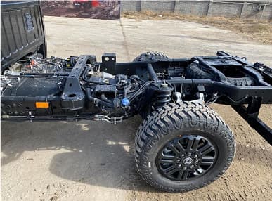 6 метров длины, постоянный полный привод, усиленная подвеска, дизель 6,7 л и до 7 мест. В Китае представлен супервнедорожник Dongfeng Warrior MS600