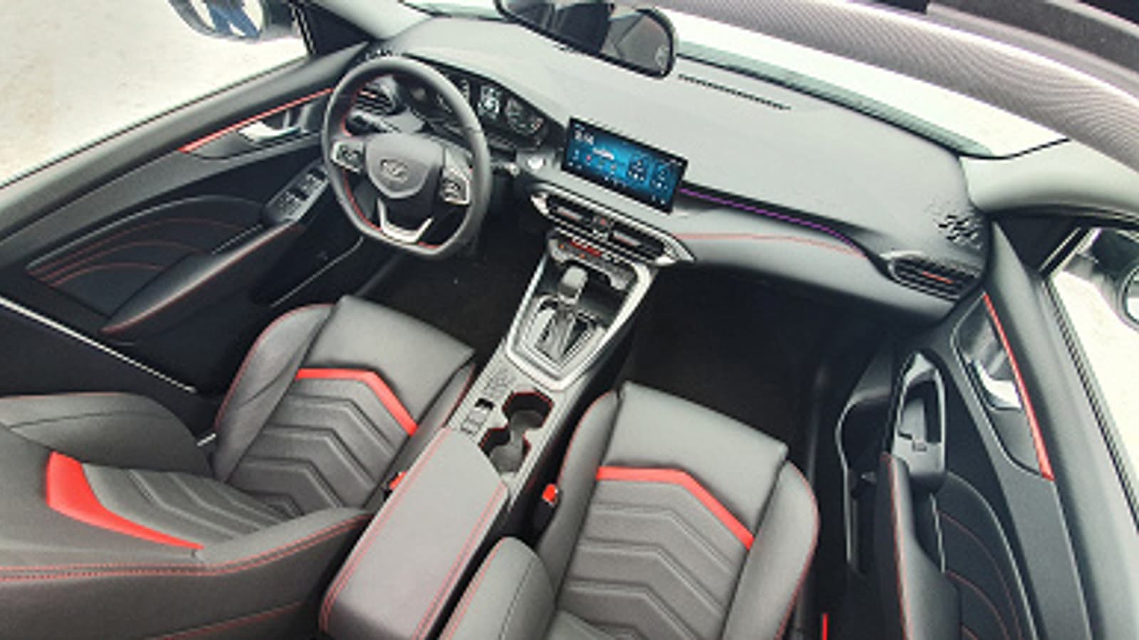 Доступные запчасти и гарантия 3 года, но не очень большой клиренс и «хочется еще дешевле». Главный редактор «За рулем» рассказал о седане Kaiyi E5 – главном конкуренте Vesta