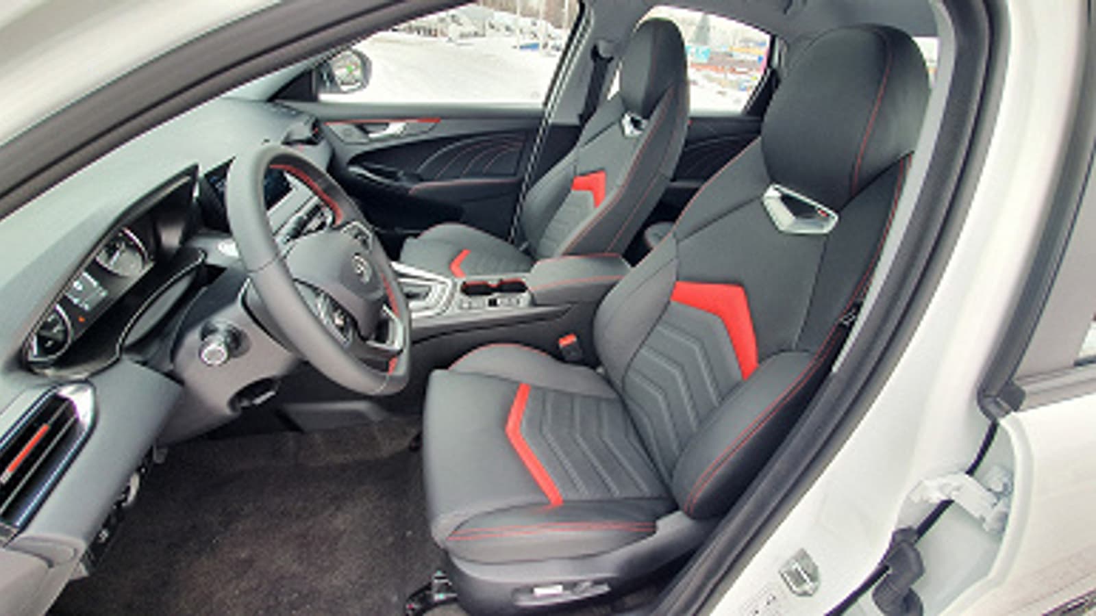 Доступные запчасти и гарантия 3 года, но не очень большой клиренс и «хочется еще дешевле». Главный редактор «За рулем» рассказал о седане Kaiyi E5 – главном конкуренте Vesta