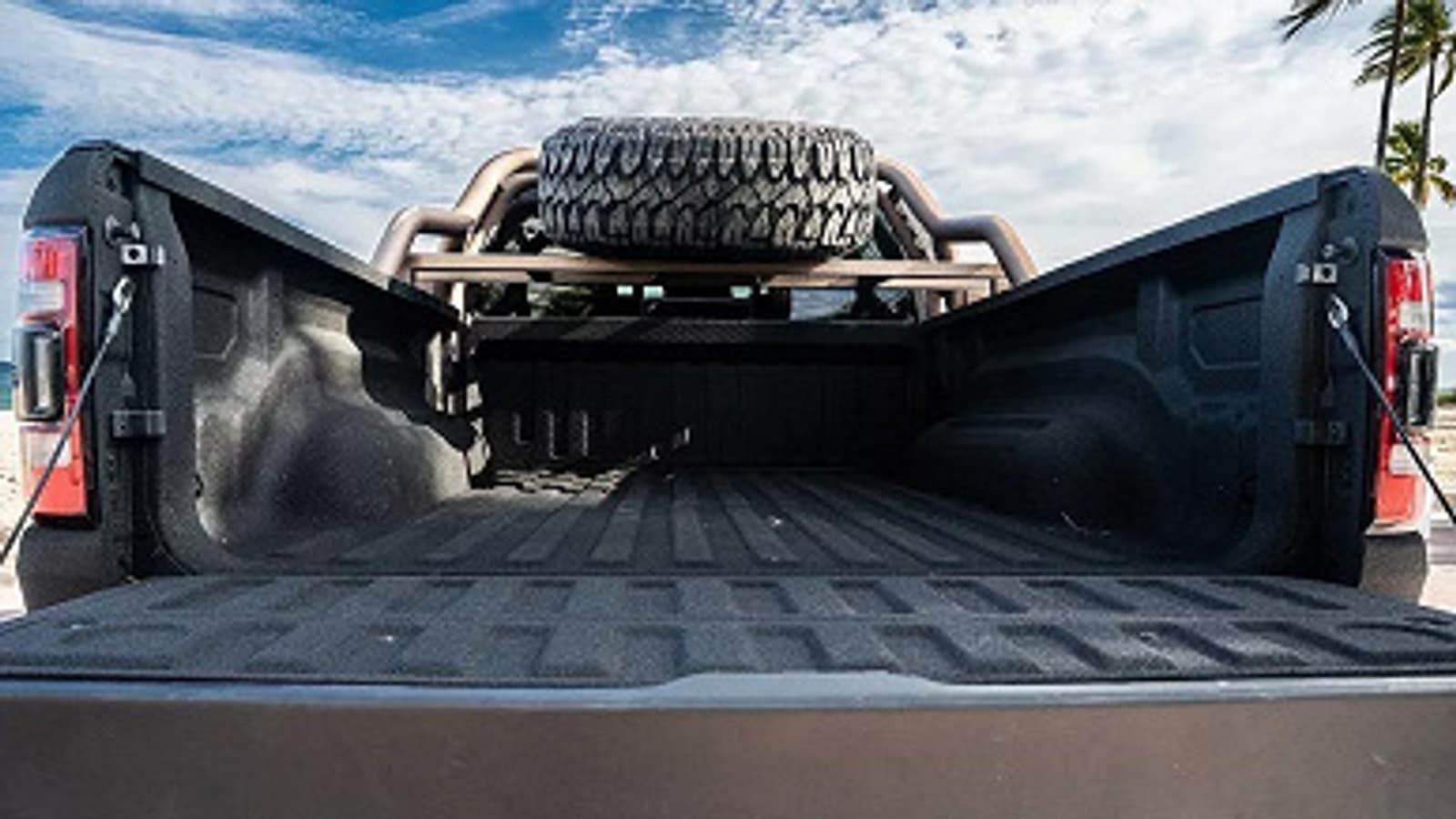 Пикап для апокалипсиса. Тюнинг-ателье Apocalypse показало шестиколесный Ram TRX 6x6 Warlord с 712-сильным двигателем V8