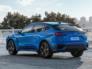 В России можно заказать 5-метровый 240-сильный кроссовер Ford Evos, оснащенный 8-ступенчатым «автоматом» и 27-дюймовым экраном. Сколько за него просят?