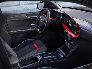 В России вновь предлагают кроссовер Opel Mokka. У него 8-ступенчатый «автомат» и передняя панель полукругом