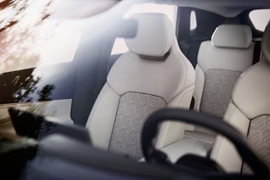 Первый кроссовер Geely с интерфейсом Meizu Flyme Auto, акустикой Harman Kardon и 92-дюймовым проекционным экраном. Представлен Lynk & Co 08