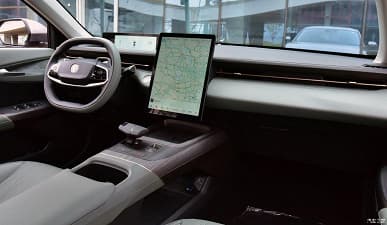 170 л.с., просторный салон, экран 13,2 дюйма и расход 6 л/100 км всего лишь за 12 750 долларов. Китайский седан Changan Yida оказался даже чуть дешевле, чем ожидалось