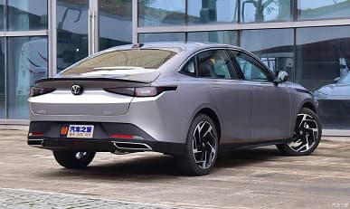 170 л.с., просторный салон, экран 13,2 дюйма и расход 6 л/100 км всего лишь за 12 750 долларов. Китайский седан Changan Yida оказался даже чуть дешевле, чем ожидалось