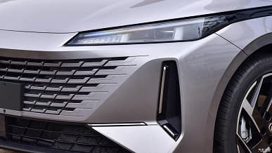 170 л.с., просторный салон, экран 13,2 дюйма и расход 6 л/100 км всего лишь за 12 750 долларов. Китайский седан Changan Yida оказался даже чуть дешевле, чем ожидалось