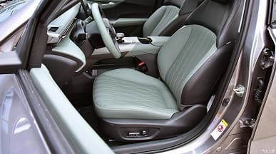 170 л.с., просторный салон, экран 13,2 дюйма и расход 6 л/100 км всего лишь за 12 750 долларов. Китайский седан Changan Yida оказался даже чуть дешевле, чем ожидалось