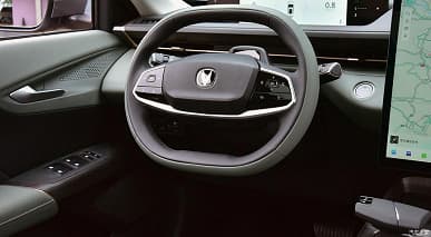 170 л.с., просторный салон, экран 13,2 дюйма и расход 6 л/100 км всего лишь за 12 750 долларов. Китайский седан Changan Yida оказался даже чуть дешевле, чем ожидалось