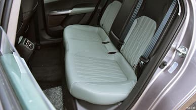 170 л.с., просторный салон, экран 13,2 дюйма и расход 6 л/100 км всего лишь за 12 750 долларов. Китайский седан Changan Yida оказался даже чуть дешевле, чем ожидалось