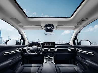 У дилеров в России появились 7-местные кроссоверы Geely Okavango в топовой комплектации и с гарантией. Сколько за них просят?