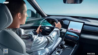 Geely показала салон молодежного кроссовера Atlas Cool: система распознавания лица, подсветка даже в динамиках и необычная ручка КПП