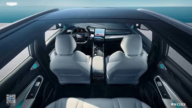 Geely показала салон молодежного кроссовера Atlas Cool: система распознавания лица, подсветка даже в динамиках и необычная ручка КПП