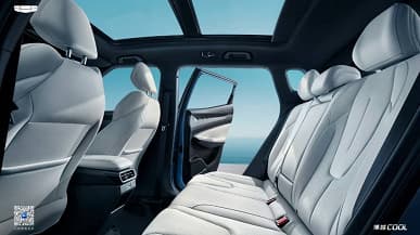 Geely показала салон молодежного кроссовера Atlas Cool: система распознавания лица, подсветка даже в динамиках и необычная ручка КПП