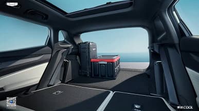 Geely показала салон молодежного кроссовера Atlas Cool: система распознавания лица, подсветка даже в динамиках и необычная ручка КПП