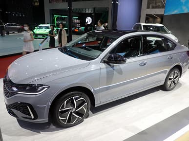 Активно ввозимый в Россию по параллельному импорту седан Volkswagen Lavida обновился в Китае – он получил 160-сильный турбомотор