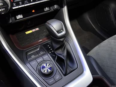 306 л.с., полный привод и двухцветный кузов. Представлен обновленный кроссовер Toyota RAV4 Rongfang