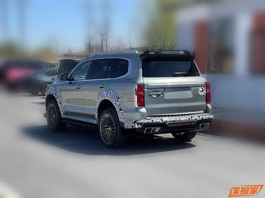 Большой рамный внедорожник Tank 500 стал еще больше похож на Land Cruser 300. Обновленный Tank 500 засняли в Китае