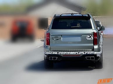 Большой рамный внедорожник Tank 500 стал еще больше похож на Land Cruser 300. Обновленный Tank 500 засняли в Китае