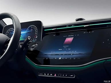 Это новый Mercedes-Benz E-класса. Бизнес-седан, который мог бы производиться в России, впервые показали целиком и полностью