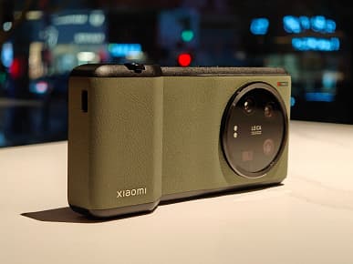 Xiaomi 13 Ultra сравнили с Xiaomi 13 Pro, белый смартфон в спецчехле, возможности зума. Подборка новых фотографий