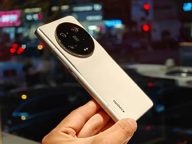 Xiaomi 13 Ultra сравнили с Xiaomi 13 Pro, белый смартфон в спецчехле, возможности зума. Подборка новых фотографий