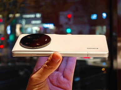 Xiaomi 13 Ultra сравнили с Xiaomi 13 Pro, белый смартфон в спецчехле, возможности зума. Подборка новых фотографий