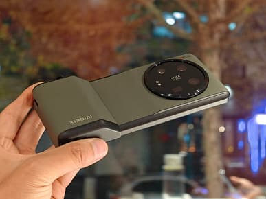 Xiaomi 13 Ultra сравнили с Xiaomi 13 Pro, белый смартфон в спецчехле, возможности зума. Подборка новых фотографий