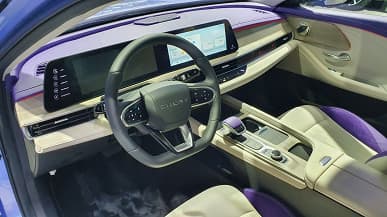 «Camry-заменитель». Главный редактор «За рулем» показал салон седана Chery Arrizo 8, который будет продаваться в России