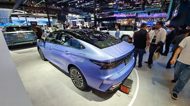 «Camry-заменитель». Главный редактор «За рулем» показал салон седана Chery Arrizo 8, который будет продаваться в России