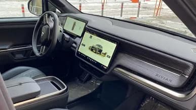 Дилеры готовы привезти в Россию из США 835-сильный внедорожник Rivian R1S с 22-дюймовым экраном, пневмоподвеской и запасом хода 500 км. Сколько за него просят?