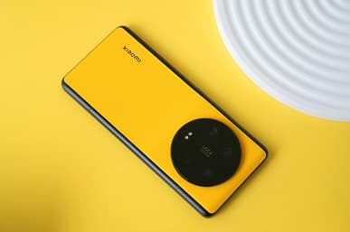 Новую версию Xiaomi 13 Ultra показали вживую со всех сторон