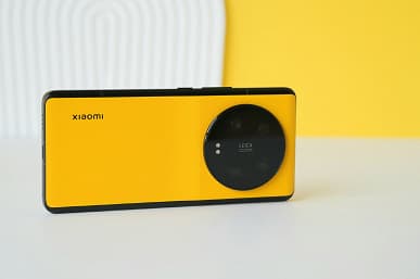 Новую версию Xiaomi 13 Ultra показали вживую со всех сторон