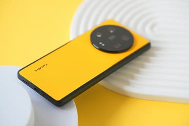 Новую версию Xiaomi 13 Ultra показали вживую со всех сторон