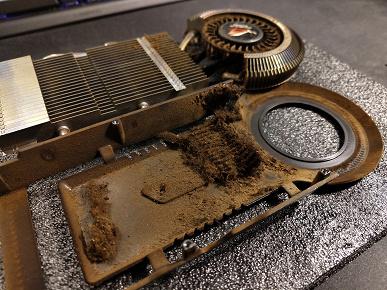 Как будто курил не владелец ПК, а сама видеокарта. Редкая GeForce 9800GT 10 лет работала у заядлых курильщиков и превратилась в «копчёность»