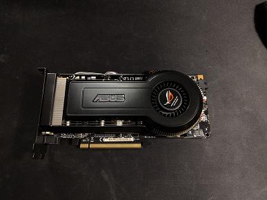 Как будто курил не владелец ПК, а сама видеокарта. Редкая GeForce 9800GT 10 лет работала у заядлых курильщиков и превратилась в «копчёность»