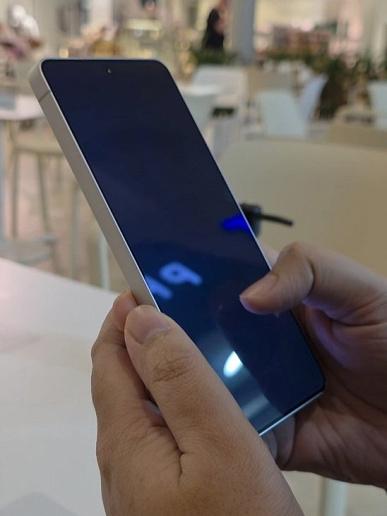 Демонстрация работы защитных режимов дисплея Samsung Galaxy S26 Ultra