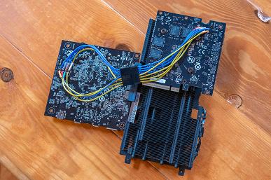 Внутренняя конструкция Gigabyte Aorus RTX 5060 Ti AI Box отличается нестандартным подходом и состоит из двух отдельных печатных плат