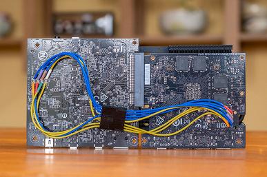 Внутренняя конструкция Gigabyte Aorus RTX 5060 Ti AI Box отличается нестандартным подходом и состоит из двух отдельных печатных плат