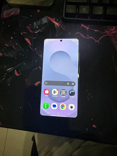 Опубликованы первые живые фото Samsung Galaxy S26: смартфон показали во включенном состоянии