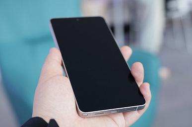 Дисплей Samsung Galaxy S26 Ultra в режиме Maximum Privacy Mode имитирует выключенное состояние