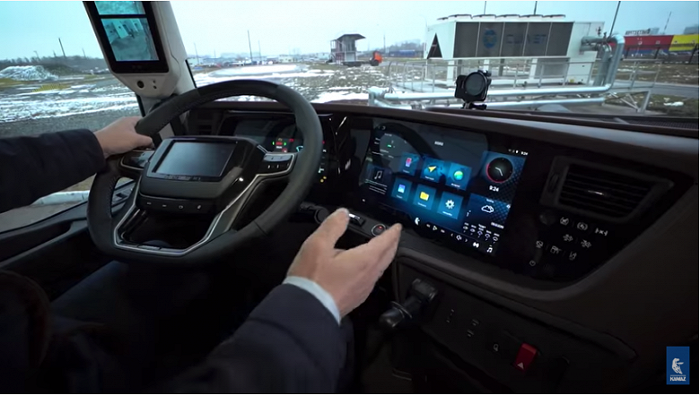 Представлен уникальный КамАЗ с огромным тачскрином и автопилотом