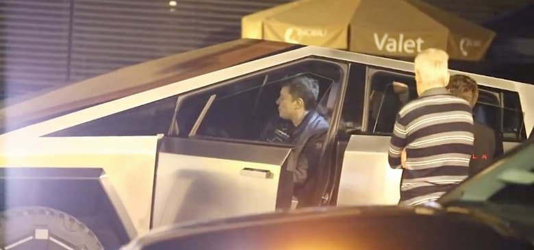 Илон Маск проехался на Tesla Cybertruck и поставил сеть на уши