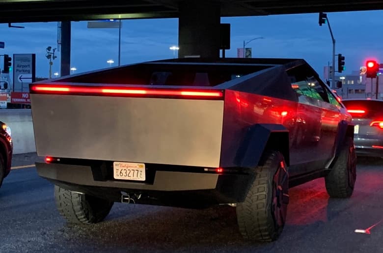 Илон Маск проехался на Tesla Cybertruck и поставил сеть на уши