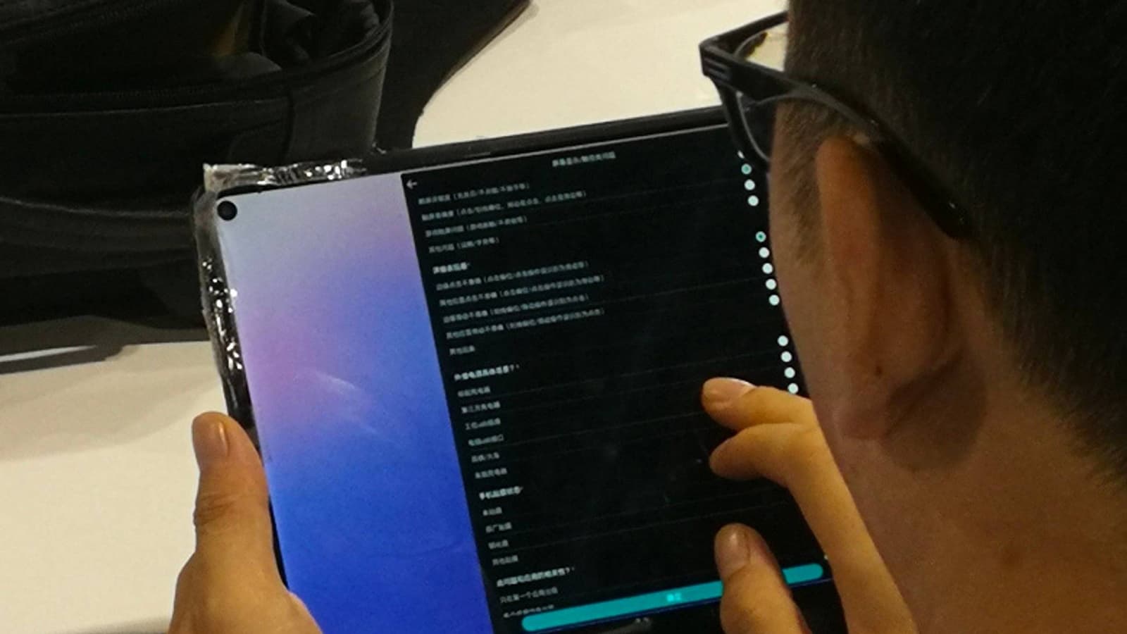 Первый в мире планшет с врезанной камерой позирует на живых фото