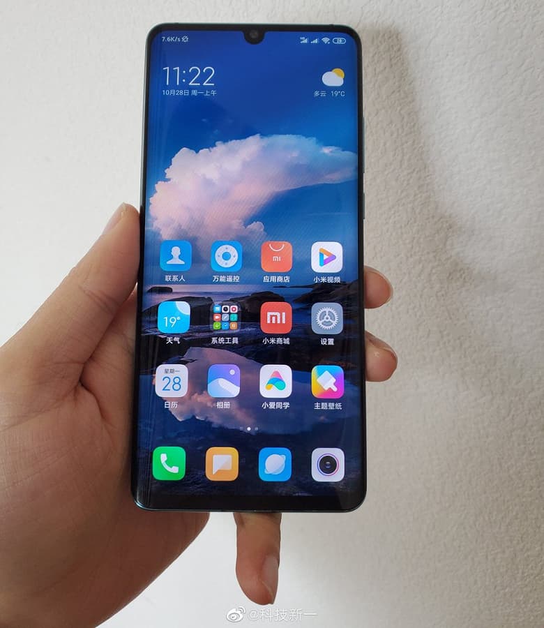 Включенный Xiaomi Mi CC9 Pro позирует в полный рост. 12 Мп против 108 Мп