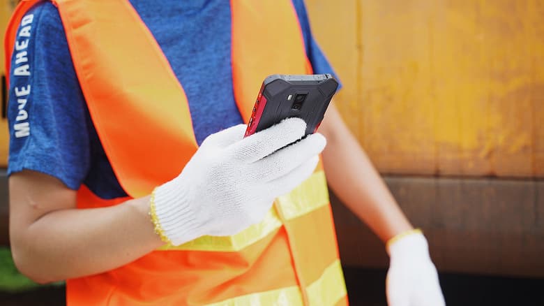 Выпущен супербюджетный неубиваемый смартфон с огромным аккумулятором и поддержкой 4G